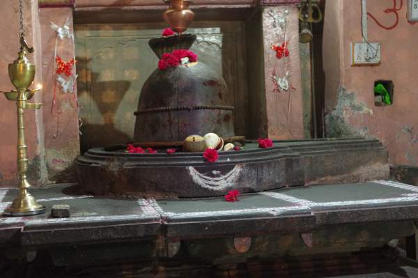 Pandeshwar Temple Shivling
